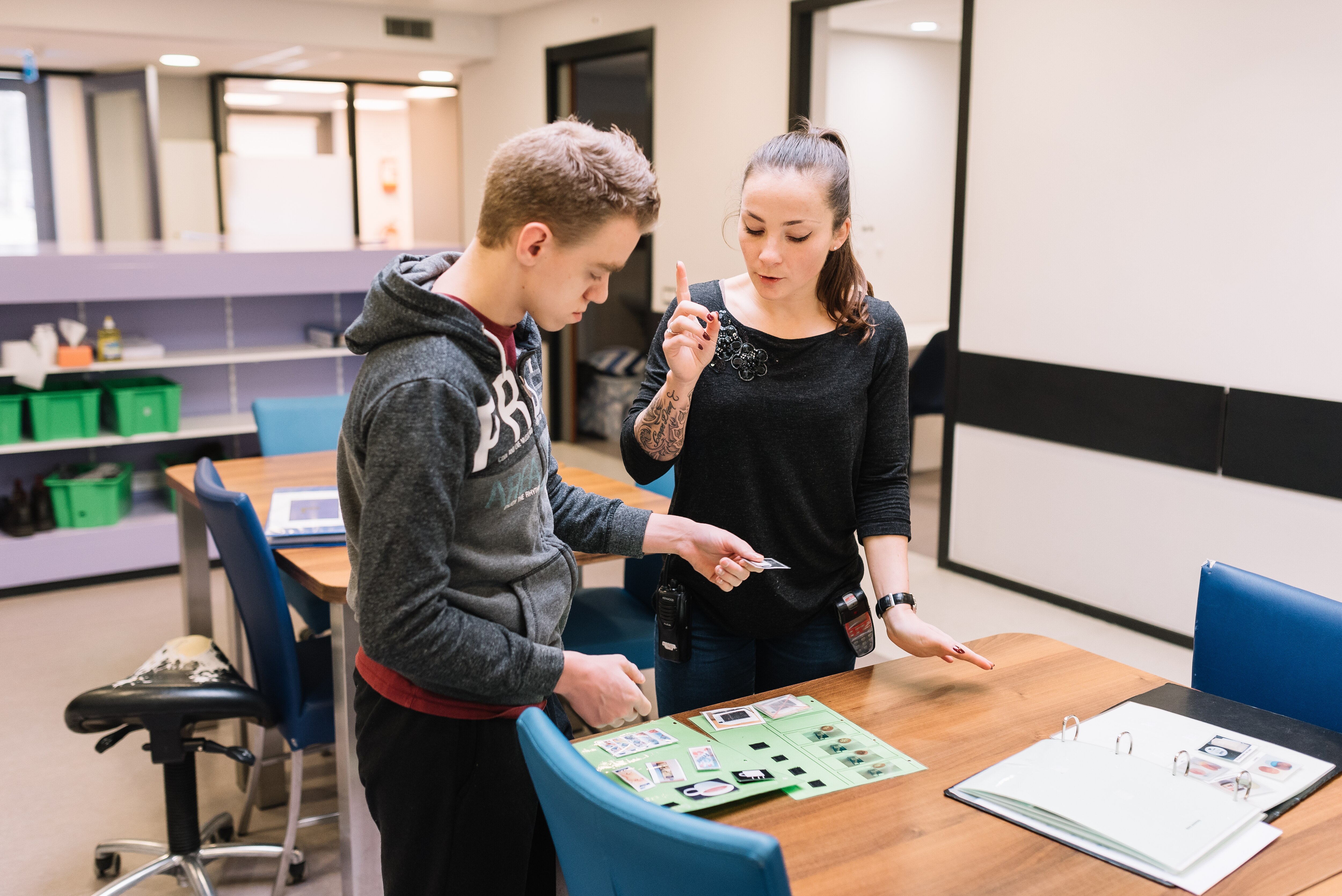 Twee personen communiceren samen