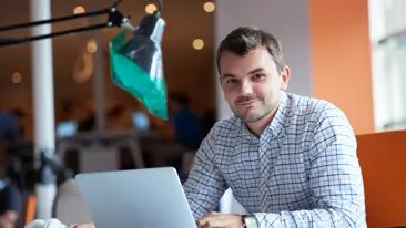 Werken bij Kentalis Persoon achter een laptop