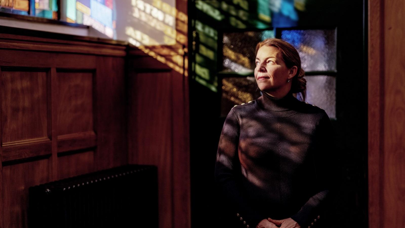 Constance kijkt naar een raam