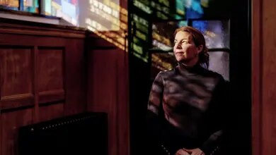Constance kijkt naar een raam Constance kijkt naar een raam