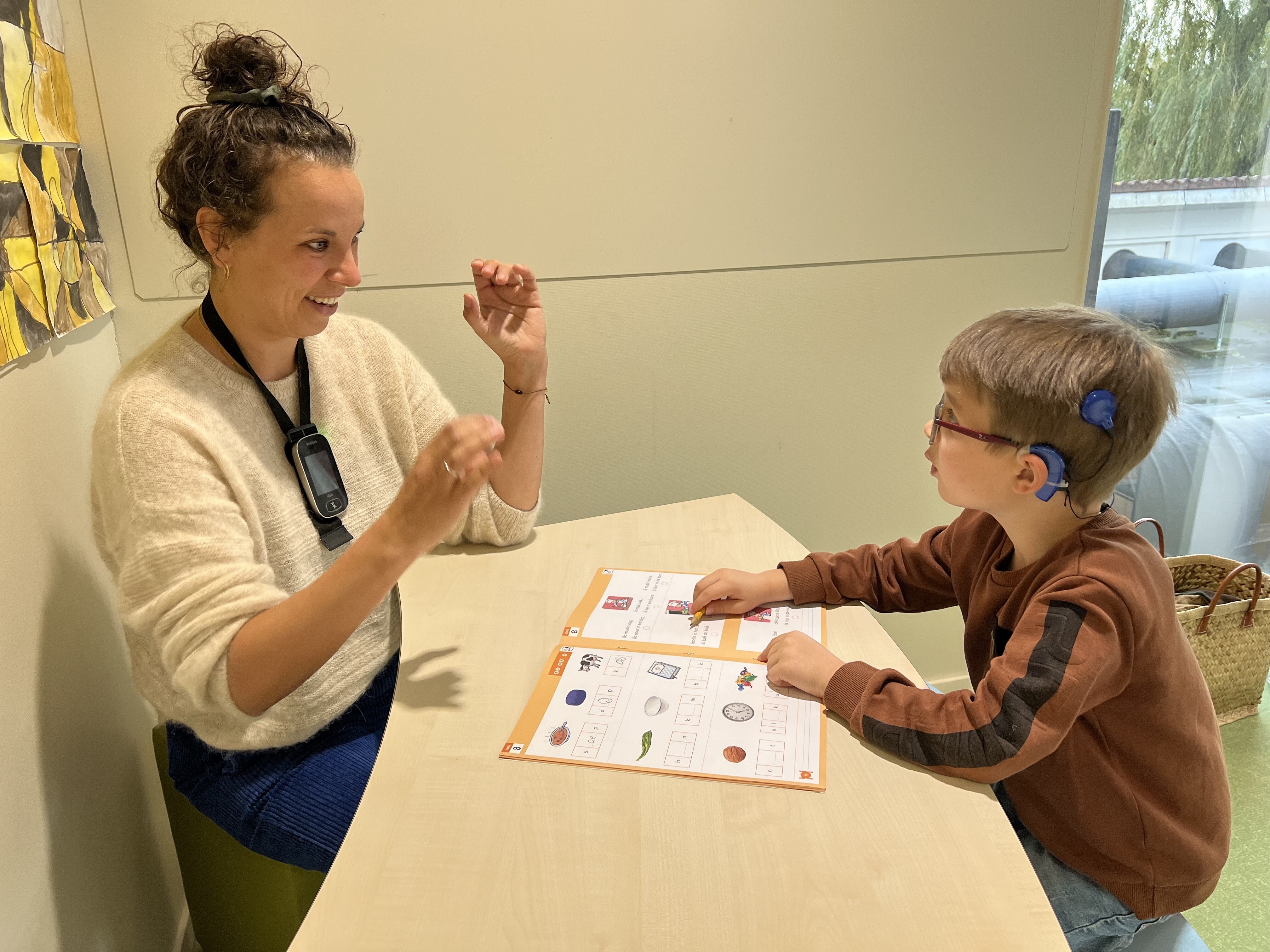 Ambulante begeleider Marieke ondersteunt leerling op school