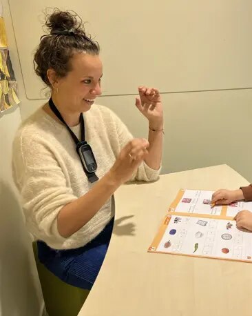 Ambulante begeleider Marieke ondersteunt leerling op school Ambulante begeleider Marieke ondersteunt leerling op school