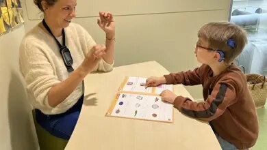 Ambulante begeleider Marieke ondersteunt leerling op school Ambulante begeleider Marieke ondersteunt leerling op school