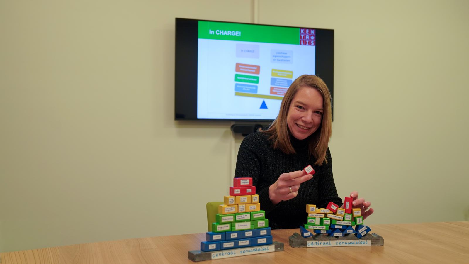 Anne zit aan een bureau