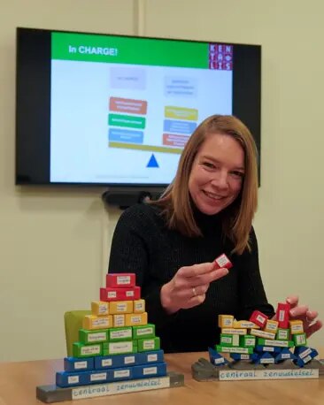 Anne zit aan een bureau Anne zit aan een bureau