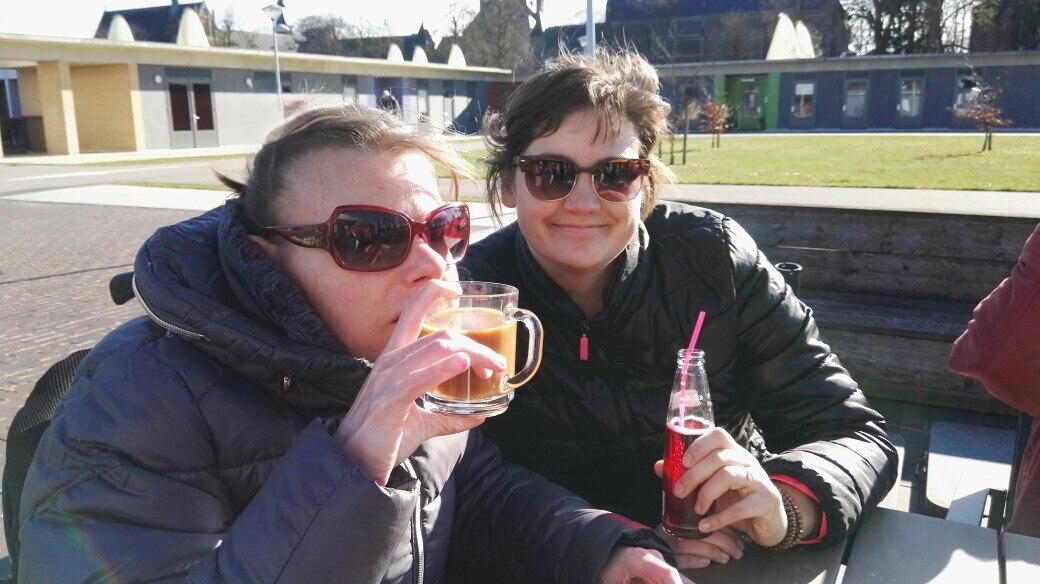 Jans en Suus drinken samen een drankje