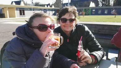 Jans en Suus drinken samen een drankje Jans en Suus drinken samen een drankje