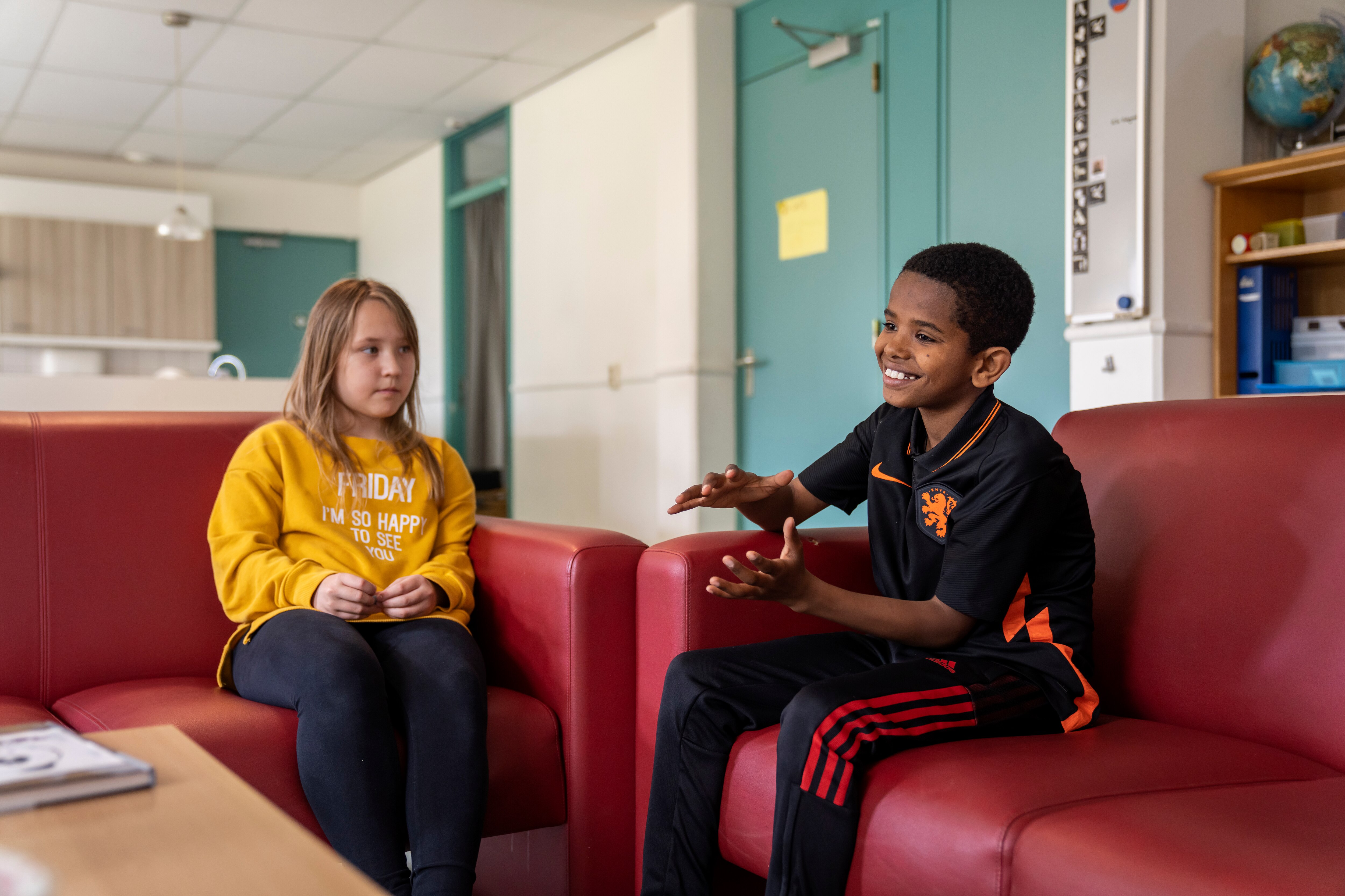 Twee kinderen op de bank bij de groepsbehandeling